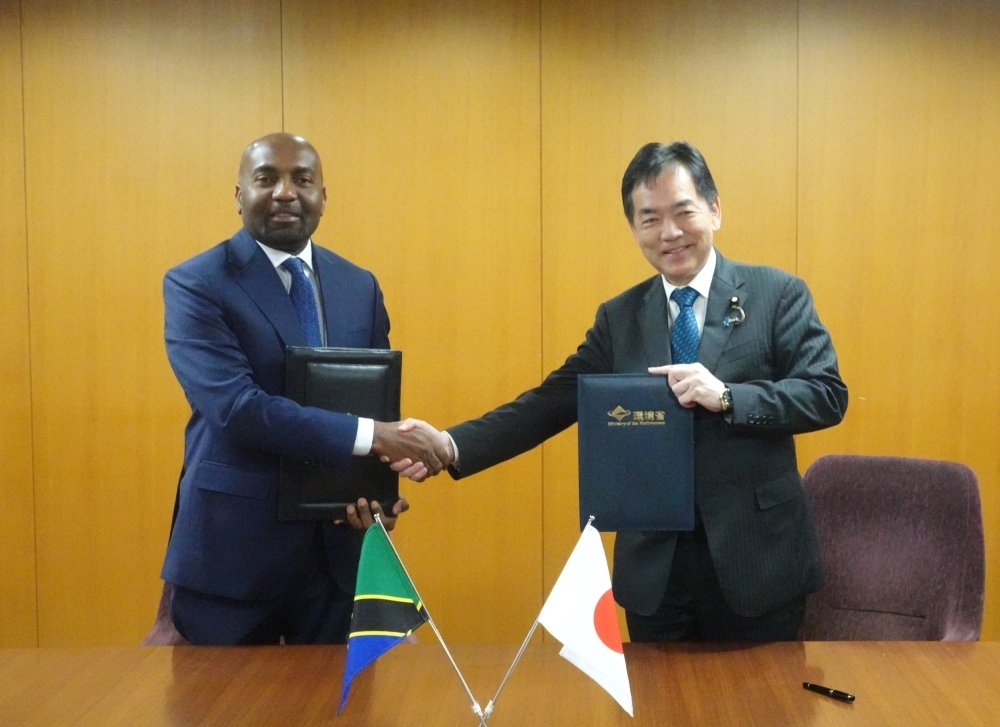 Mr. ASAO Keiichiro, Minister of the Environment of Japan and H.E. Mr. Hamad Yusuf MASAUNI, Minister of State, Vice President's Office (Union and Environment) of the United Republic of Tanzania